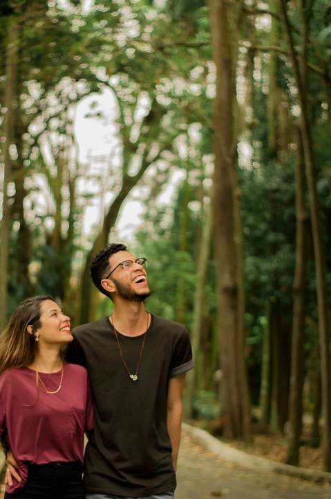 noia e noivo sorridentes no parque'