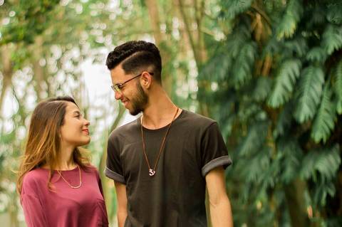 noivos felizes se olhando pré wedding'