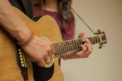noivo tocando violão para sua noiva ensaio pré casamento'