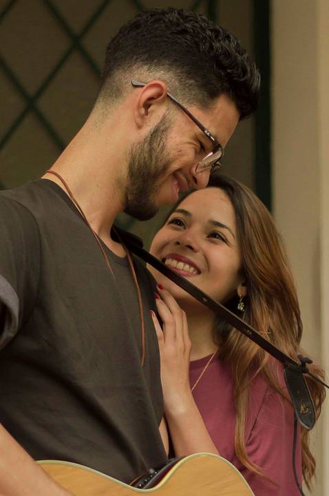noivos tocando violão e sorrindo romântico'