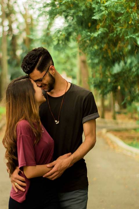 noivos em momento romântico no ensaio pré casamento horto florestal'