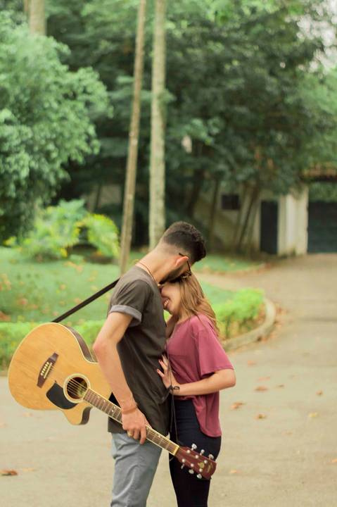 troca de carinhos noivos no ensaio pré wedding'