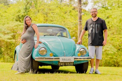 Ensaio gestante no fusquinha em São Paulo, ensaio de grávida, ensaio em familia, fotógrafo de família em são paulo'