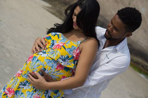 Pai acariciando a barriga da mãe'