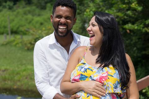 Casal feliz com a gestação'