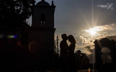 Silhueta de casal em frente a igreja'
