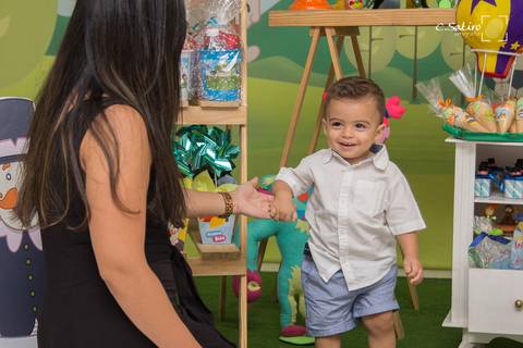 Mamãe olhando o bebê'