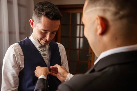 Inspiração e ideias criativas de fotos fotográfico de Making Of do noivo no espaço Villa Mantova Eventos - Santana de Parnaíba'