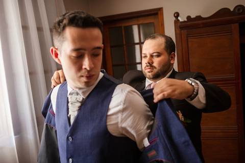 Inspiração e ideias criativas de fotos fotográfico de Making Of do noivo no espaço Villa Mantova Eventos - Santana de Parnaíba'