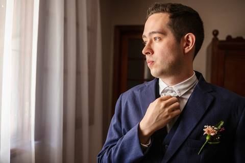 Inspiração e ideias criativas de fotos fotográfico de Making Of do noivo no espaço Villa Mantova Eventos - Santana de Parnaíba'