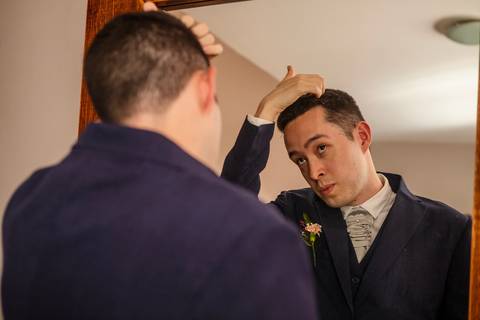 Inspiração e ideias criativas de fotos fotográfico de Making Of do noivo no espaço Villa Mantova Eventos - Santana de Parnaíba'