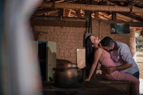 Inspiração e ideias criativas ensaio fotográfico pré casamento pré wedding de casal em São Roque - SP'