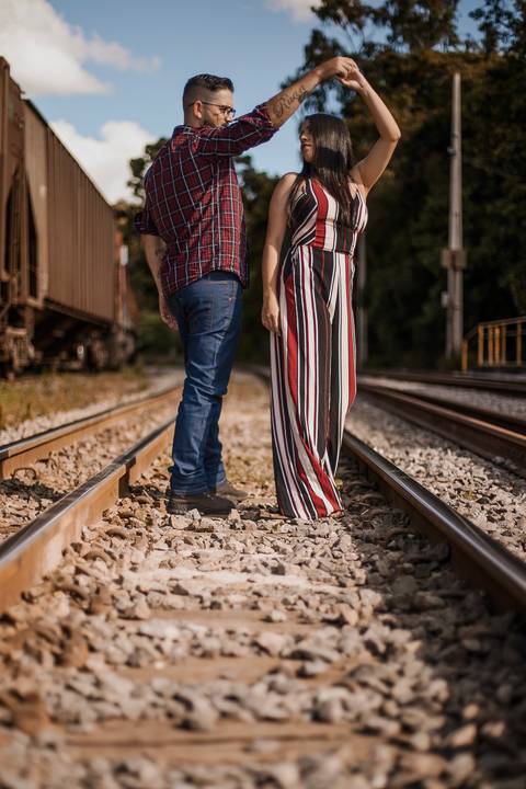 Inspiração e ideias criativas ensaio fotográfico pré casamento pré wedding de casal em São Roque - SP'