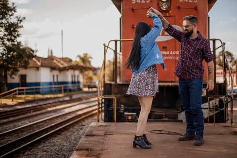 Inspiração e ideias criativas ensaio fotográfico pré casamento pré wedding de casal em São Roque - SP'