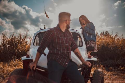 Inspiração e ideias criativas ensaio fotográfico pré casamento pré wedding de casal em São Roque - SP'