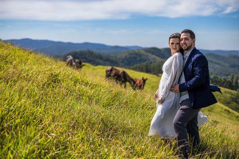 As melhores Inspiração criativas de fotos para ensaio Pré Wedding de casal, após casamento no civil no Morro do Capuava - Pirapora do Bom Jesus'