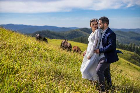 As melhores Inspiração criativas de fotos para ensaio Pré Wedding de casal, após casamento no civil no Morro do Capuava - Pirapora do Bom Jesus'