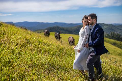 As melhores Inspiração criativas de fotos para ensaio Pré Wedding de casal, após casamento no civil no Morro do Capuava - Pirapora do Bom Jesus'