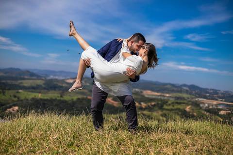 As melhores Inspiração criativas de fotos para ensaio Pré Wedding de casal, após casamento no civil no Morro do Capuava - Pirapora do Bom Jesus'