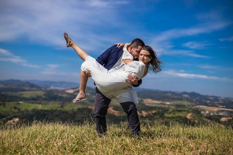 As melhores Inspiração criativas de fotos para ensaio Pré Wedding de casal, após casamento no civil no Morro do Capuava - Pirapora do Bom Jesus'
