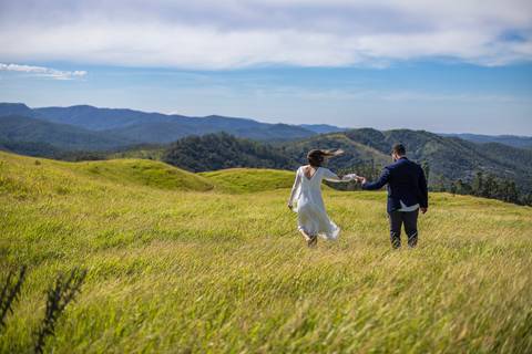 As melhores Inspiração criativas de fotos para ensaio Pré Wedding de casal, após casamento no civil no Morro do Capuava - Pirapora do Bom Jesus'
