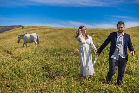 As melhores Inspiração criativas de fotos para ensaio Pré Wedding de casal, após casamento no civil no Morro do Capuava - Pirapora do Bom Jesus'