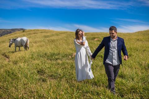 As melhores Inspiração criativas de fotos para ensaio Pré Wedding de casal, após casamento no civil no Morro do Capuava - Pirapora do Bom Jesus'