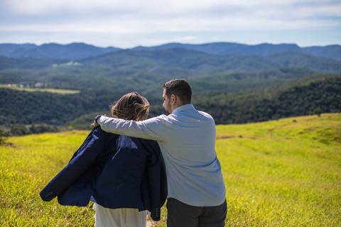 As melhores Inspiração criativas de fotos para ensaio Pré Wedding de casal, após casamento no civil no Morro do Capuava - Pirapora do Bom Jesus'