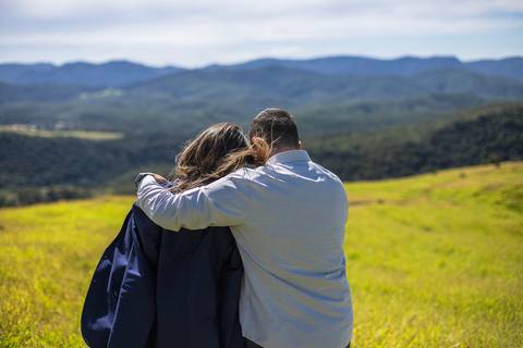 As melhores Inspiração criativas de fotos para ensaio Pré Wedding de casal, após casamento no civil no Morro do Capuava - Pirapora do Bom Jesus'