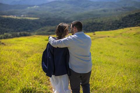 As melhores Inspiração criativas de fotos para ensaio Pré Wedding de casal, após casamento no civil no Morro do Capuava - Pirapora do Bom Jesus'