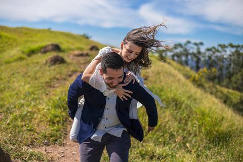 As melhores Inspiração criativas de fotos para ensaio Pré Wedding de casal, após casamento no civil no Morro do Capuava - Pirapora do Bom Jesus'