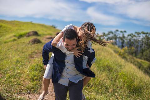 As melhores Inspiração criativas de fotos para ensaio Pré Wedding de casal, após casamento no civil no Morro do Capuava - Pirapora do Bom Jesus'