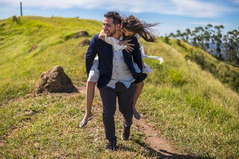 As melhores Inspiração criativas de fotos para ensaio Pré Wedding de casal, após casamento no civil no Morro do Capuava - Pirapora do Bom Jesus'
