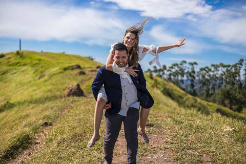 As melhores Inspiração criativas de fotos para ensaio Pré Wedding de casal, após casamento no civil no Morro do Capuava - Pirapora do Bom Jesus'