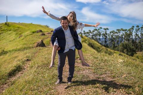 As melhores Inspiração criativas de fotos para ensaio Pré Wedding de casal, após casamento no civil no Morro do Capuava - Pirapora do Bom Jesus'