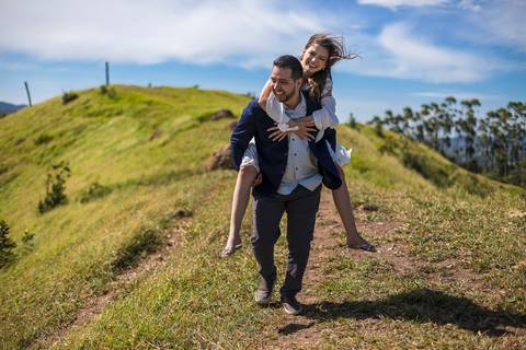 As melhores Inspiração criativas de fotos para ensaio Pré Wedding de casal, após casamento no civil no Morro do Capuava - Pirapora do Bom Jesus'