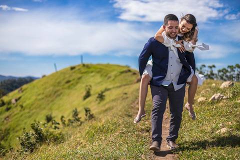 As melhores Inspiração criativas de fotos para ensaio Pré Wedding de casal, após casamento no civil no Morro do Capuava - Pirapora do Bom Jesus'