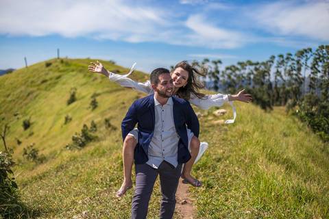 As melhores Inspiração criativas de fotos para ensaio Pré Wedding de casal, após casamento no civil no Morro do Capuava - Pirapora do Bom Jesus'
