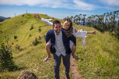 As melhores Inspiração criativas de fotos para ensaio Pré Wedding de casal, após casamento no civil no Morro do Capuava - Pirapora do Bom Jesus'