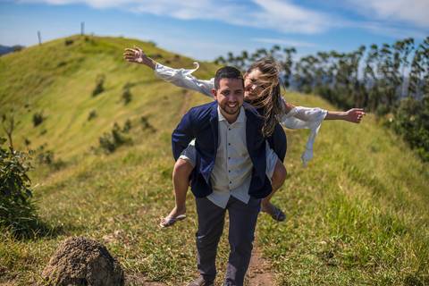 As melhores Inspiração criativas de fotos para ensaio Pré Wedding de casal, após casamento no civil no Morro do Capuava - Pirapora do Bom Jesus'