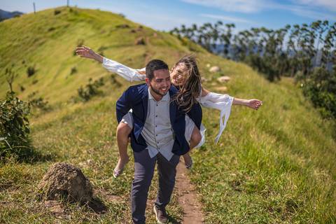 As melhores Inspiração criativas de fotos para ensaio Pré Wedding de casal, após casamento no civil no Morro do Capuava - Pirapora do Bom Jesus'