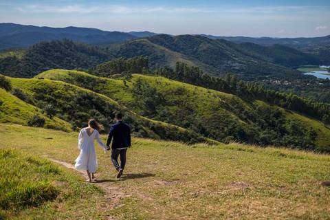 As melhores Inspiração criativas de fotos para ensaio Pré Wedding de casal, após casamento no civil no Morro do Capuava - Pirapora do Bom Jesus'