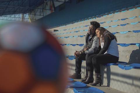 As melhores ideias e inspirações criativas de fotos para ensaio pré wedding no campo de futebol - SP'