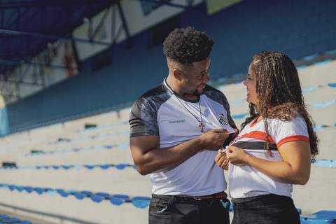 As melhores ideias e inspirações criativas de fotos para ensaio pré wedding no campo de futebol - SP'