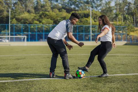 As melhores ideias e inspirações criativas de fotos para ensaio pré wedding no campo de futebol - SP'