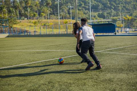 As melhores ideias e inspirações criativas de fotos para ensaio pré wedding no campo de futebol - SP'