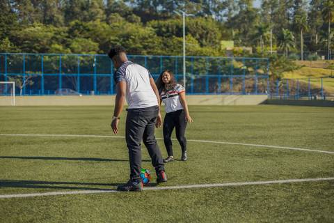 As melhores ideias e inspirações criativas de fotos para ensaio pré wedding no campo de futebol - SP'