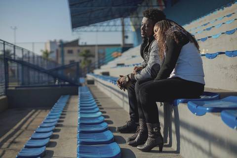 As melhores ideias e inspirações criativas de fotos para ensaio pré wedding no campo de futebol - SP'