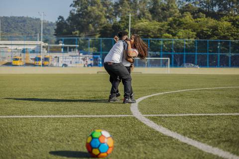 As melhores ideias e inspirações criativas de fotos para ensaio pré wedding no campo de futebol - SP'