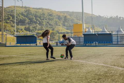 As melhores ideias e inspirações criativas de fotos para ensaio pré wedding no campo de futebol - SP'